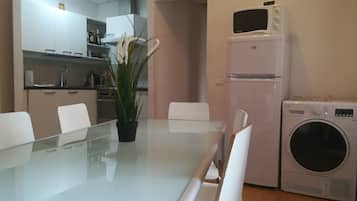 Wasserkocher mit Kaffee-/Teezubehör, Kühlschrank, Mikrowelle, Ofen