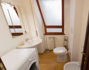 Dusche, Haartrockner, Bidet, Handtücher