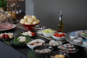 Tägliches Frühstücksbuffet gegen Gebühr