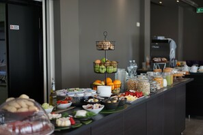 Café da manhã com buffet todos os dias mediante uma taxa