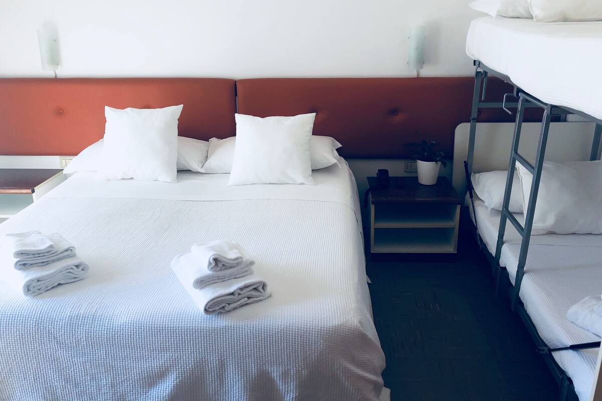 Habitación cuádruple | Ropa de cama de alta calidad y caja de seguridad en la habitación