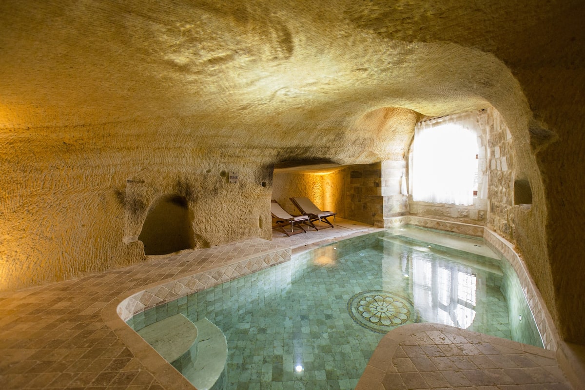 Royal Cave & Pool Suite | 객실 내 편의 시설/서비스
