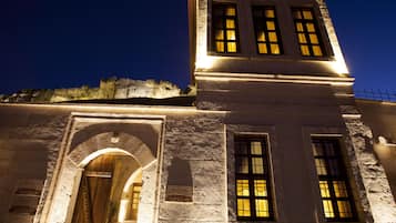 Fassade der Unterkunft – Abend/Nacht