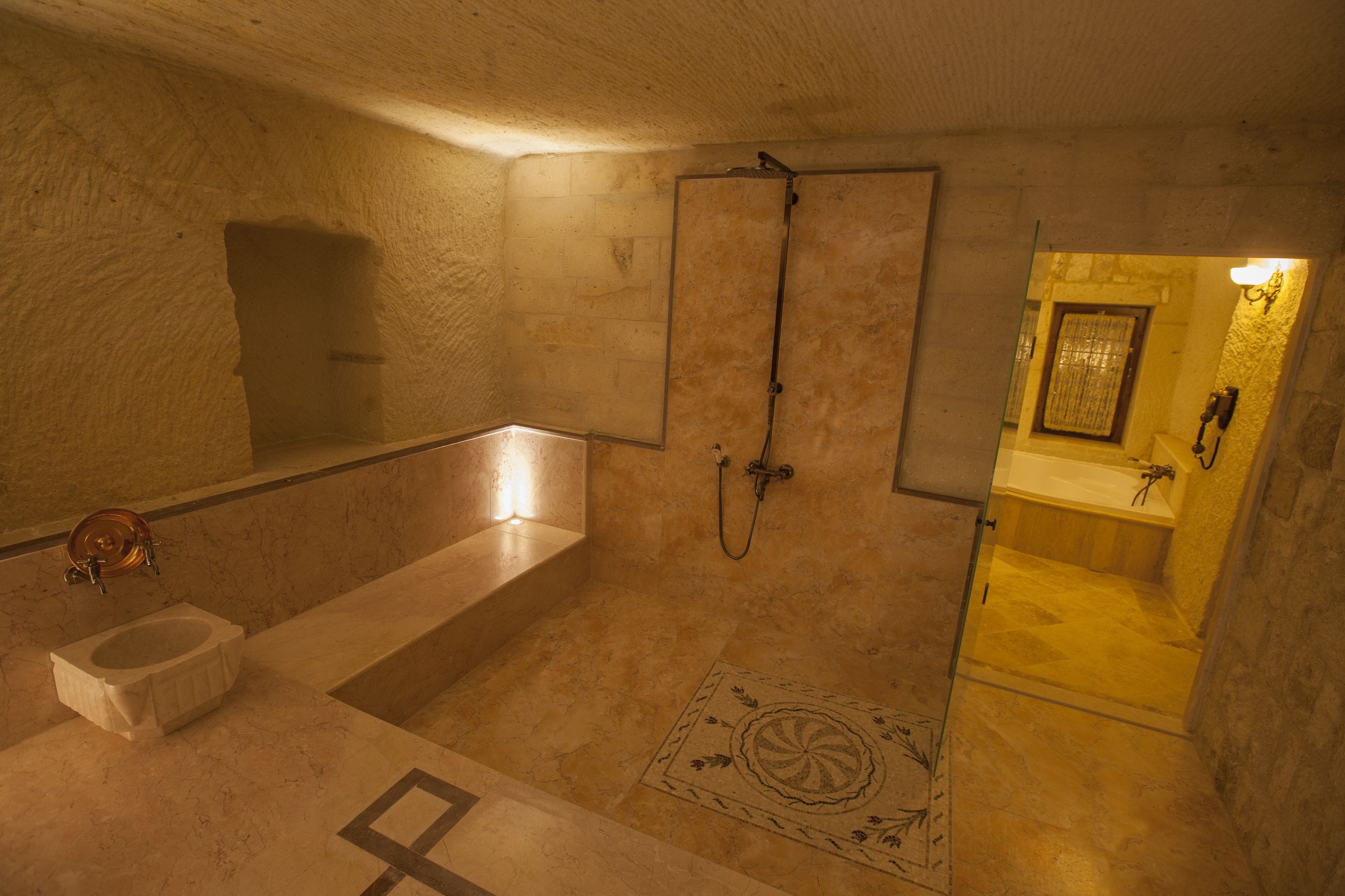 Un baño con bañera, lavamanos y ducha.