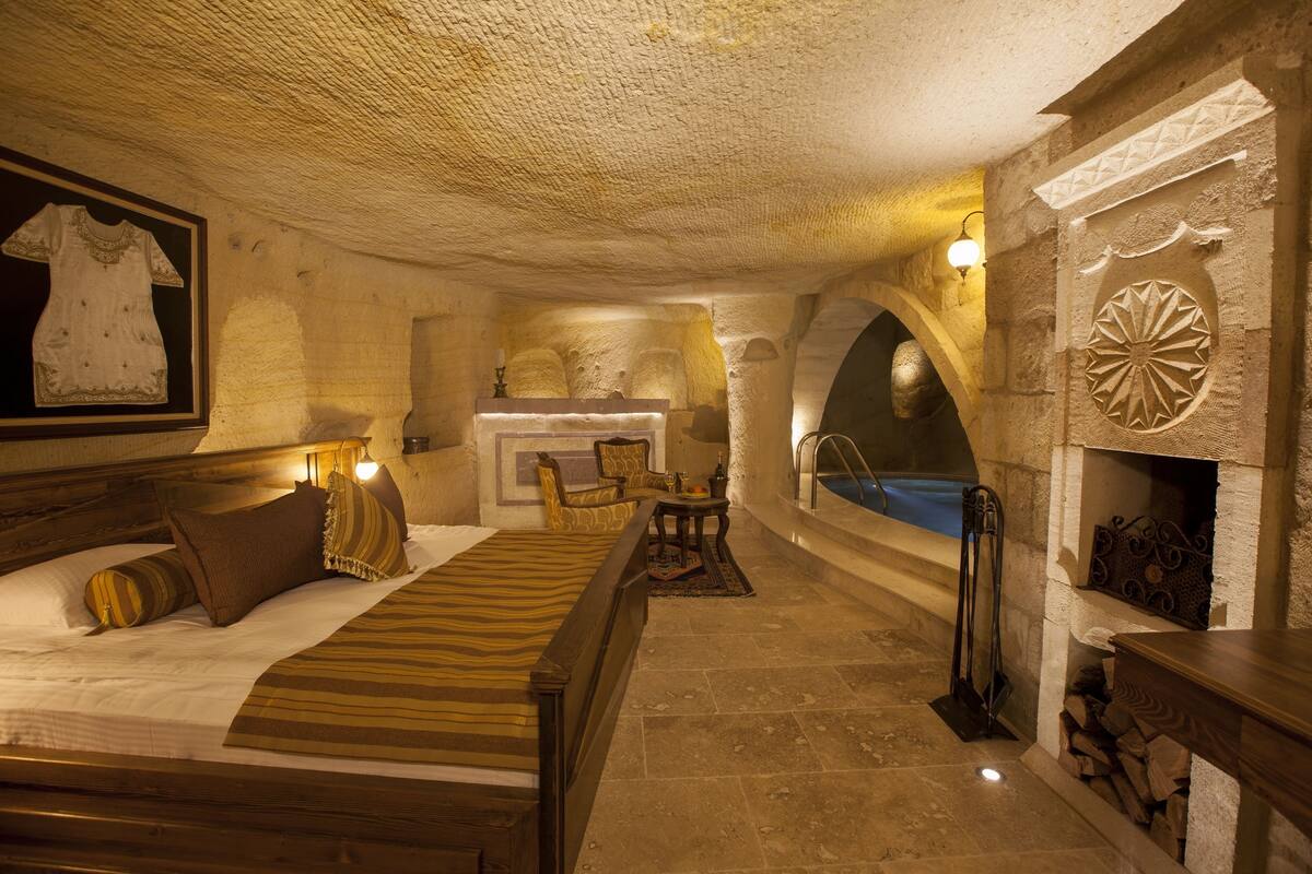 Majestic Cave & Pool Suite | 고급 침구, 미니바, 객실 내 금고, 책상