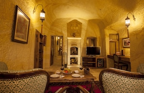 Majestic Cave Suite | Área de estar | TV LED, dock para iPod