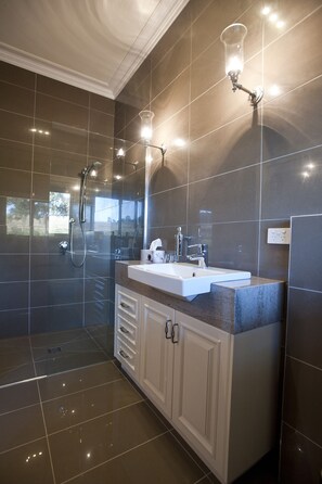 Suite Deluxe, 1 grand lit, vue colline (Janali) | Salle de bain