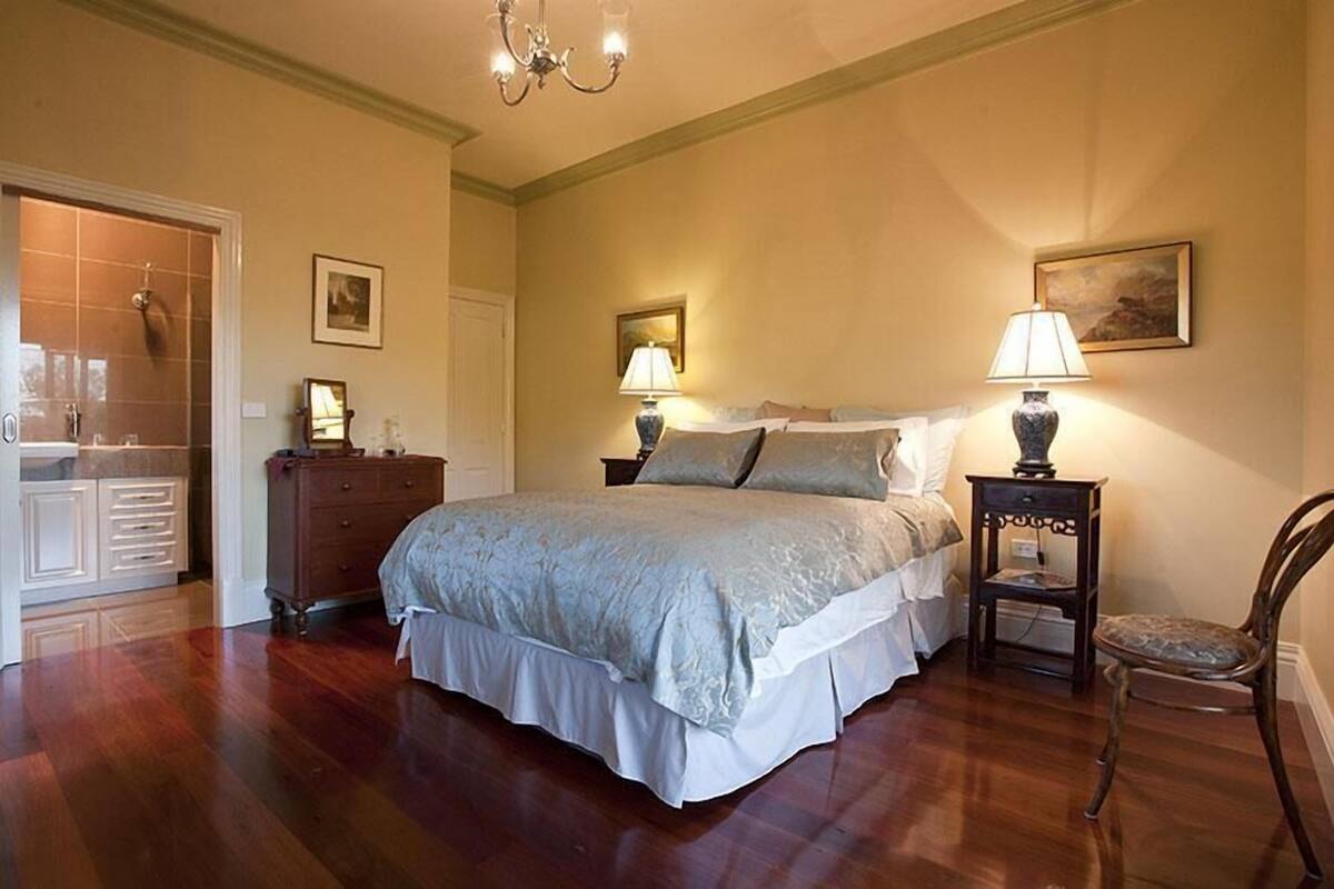 Chambre Deluxe, 1 grand lit, vue colline, côté piste de ski (Birubi)