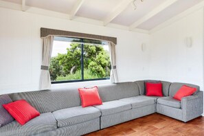 Una televisión de pantalla plana, una mesa de tenis de mesa