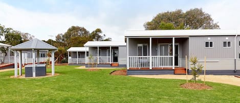 Holiday Cabin Sleeps 6 | Exterior