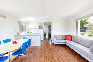 Cabaña, 2 habitaciones | Zona de estar | Una televisión de pantalla plana, una mesa de tenis de mesa