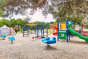 Área de juegos infantiles al aire libre