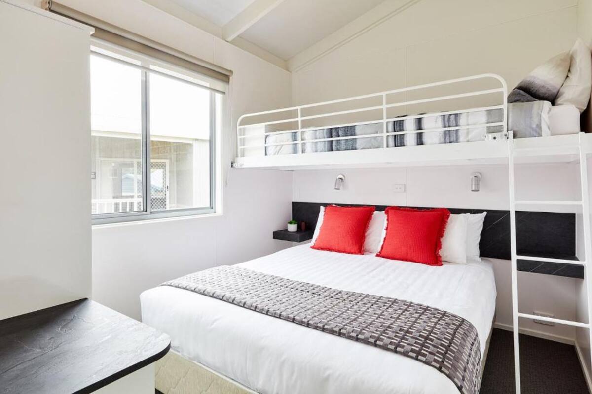 Holiday Cabin Sleeps 5