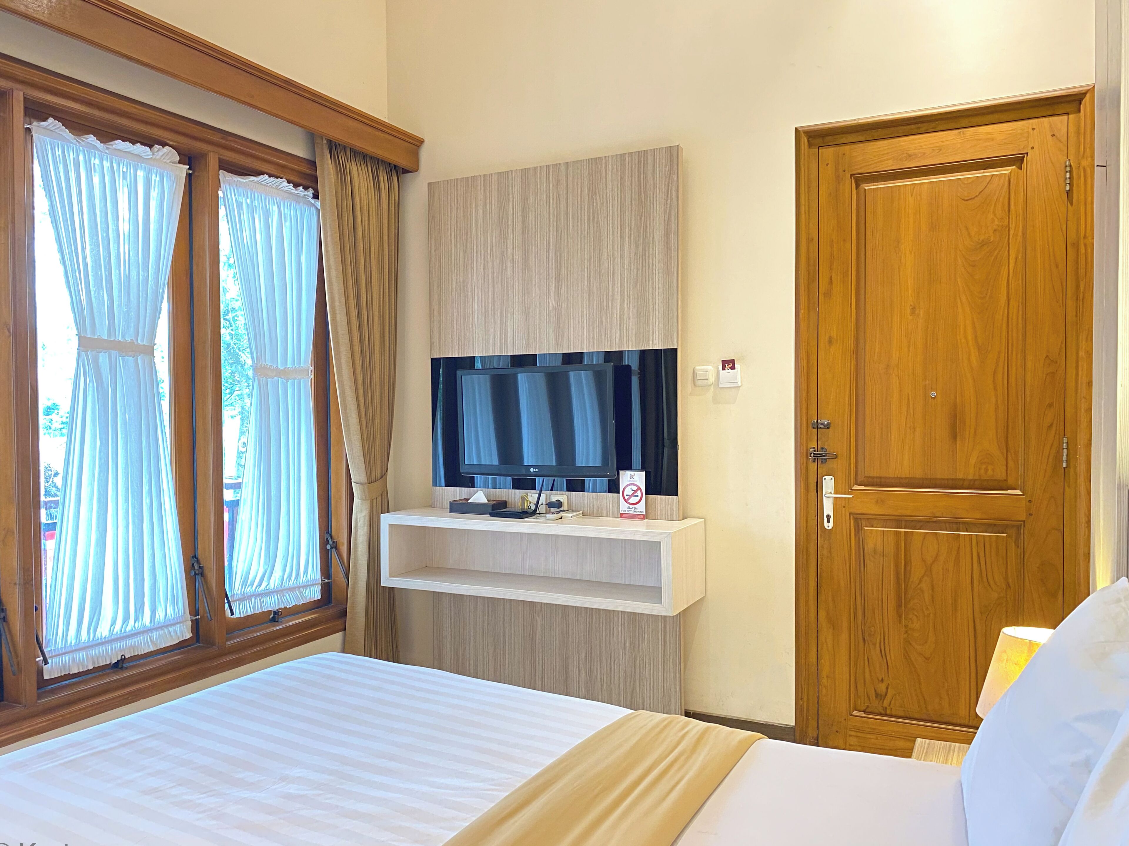 standard room (queen) | in-room safe, desk, soundproofing, iron/ironing board