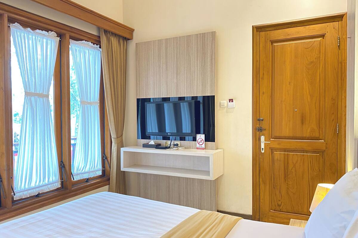 standard room (queen) | in-room safe, desk, soundproofing, iron/ironing board