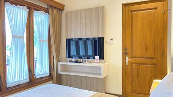 Standard Room (Queen) | In-room safe, desk, soundproofing, iron/ironing board