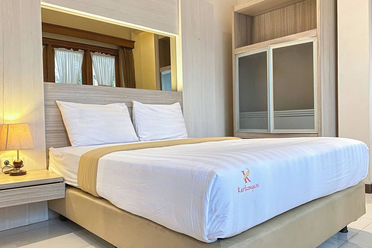 standard room (queen) | in-room safe, desk, soundproofing, iron/ironing board