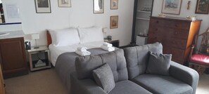 Habitación doble | Decoración personalizada, muebles diferentes y ropa de cama