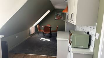 Apartamento superluxo, suíte, vista para o jardim (First Floor Apartment) | Opções para refeição