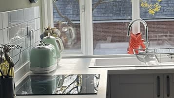 Luksushuoneisto, kylpyhuone makuuhuoneen yhteydessä, näköala puutarhaan (First Floor Apartment) | Yksityinen keittiö