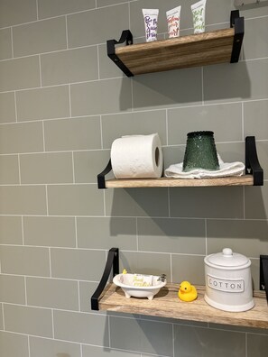 Deluxe Double Room, Ensuite, Garden View (Ground Floor Bedroom) | Bathroom - The Three Cups Inn (Stockbridge)