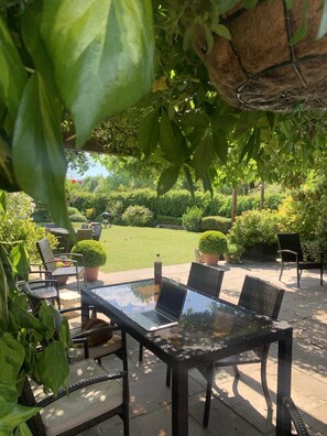 Terrace/patio - The Three Cups Inn (Stockbridge)