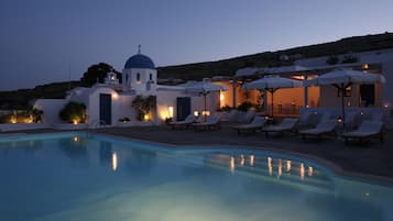 Piscine extérieure (ouverte en saison), parasols de plage