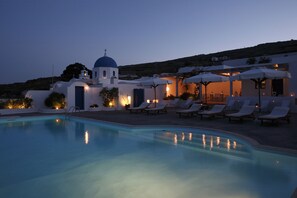Seasonal outdoor pool, pool umbrellas