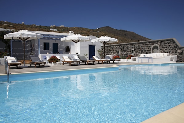 Seasonal outdoor pool, pool umbrellas