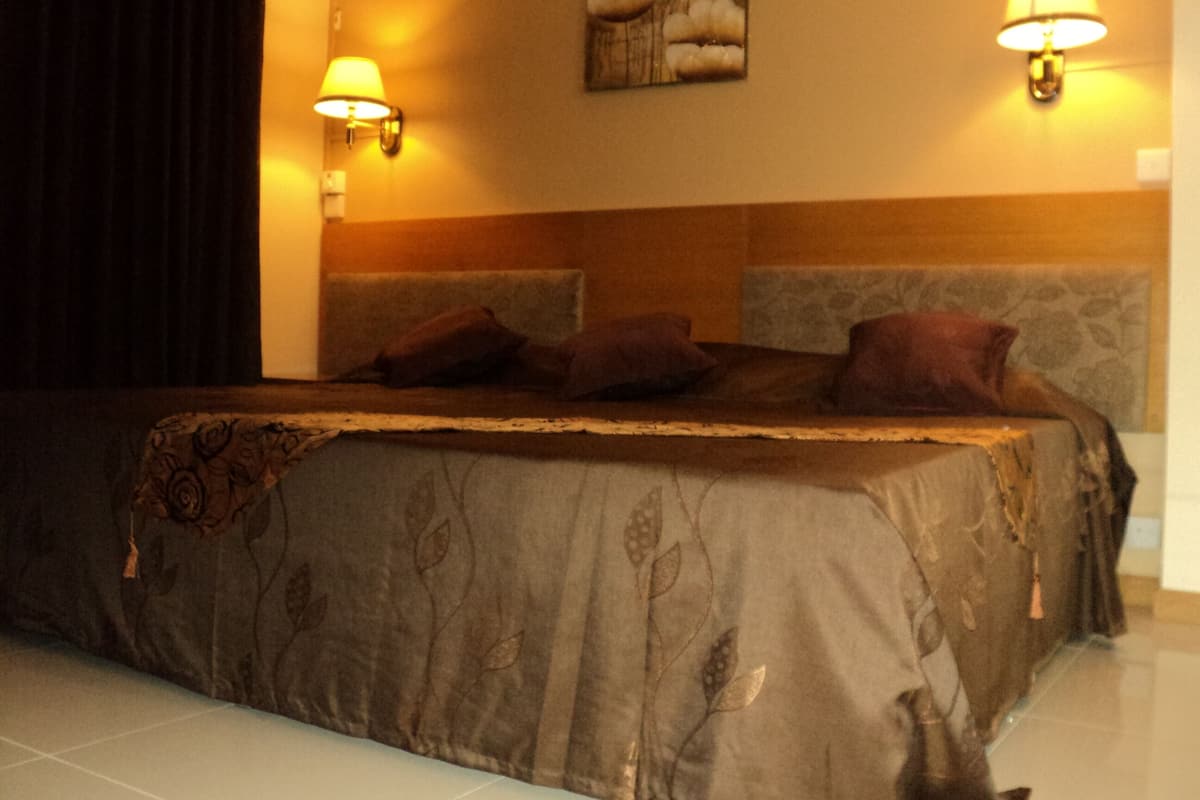 In-room safe, iron/ironing board, bed sheets