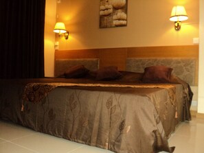 In-room safe, iron/ironing board, bed sheets