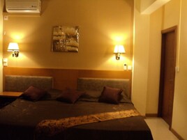 Deluxe Studio, Kitchenette | In-room safe, iron/ironing board, bed sheets