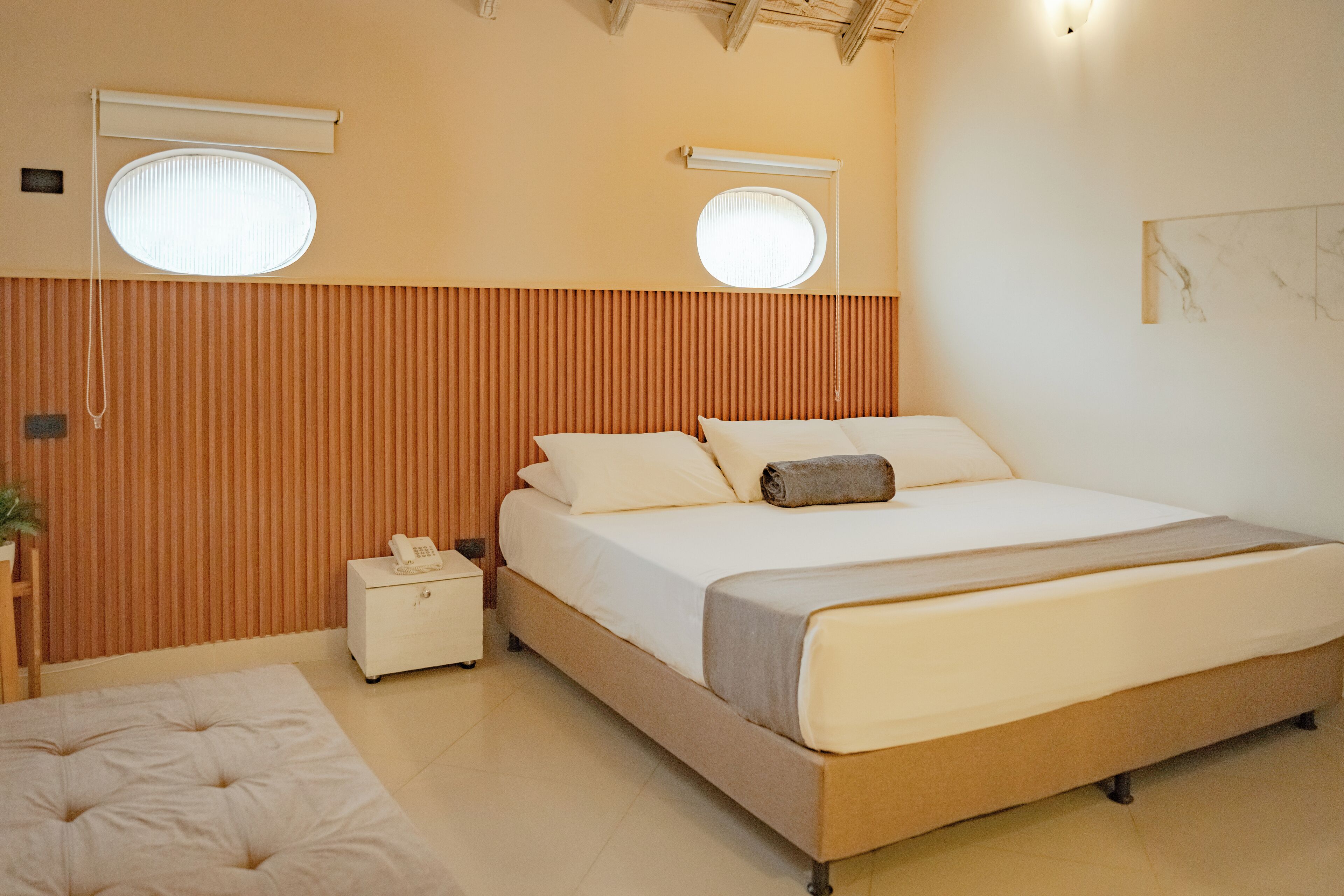 Chambre supérieure | Coffre-fort, accès au Wi-Fi (inclus), literie fournie