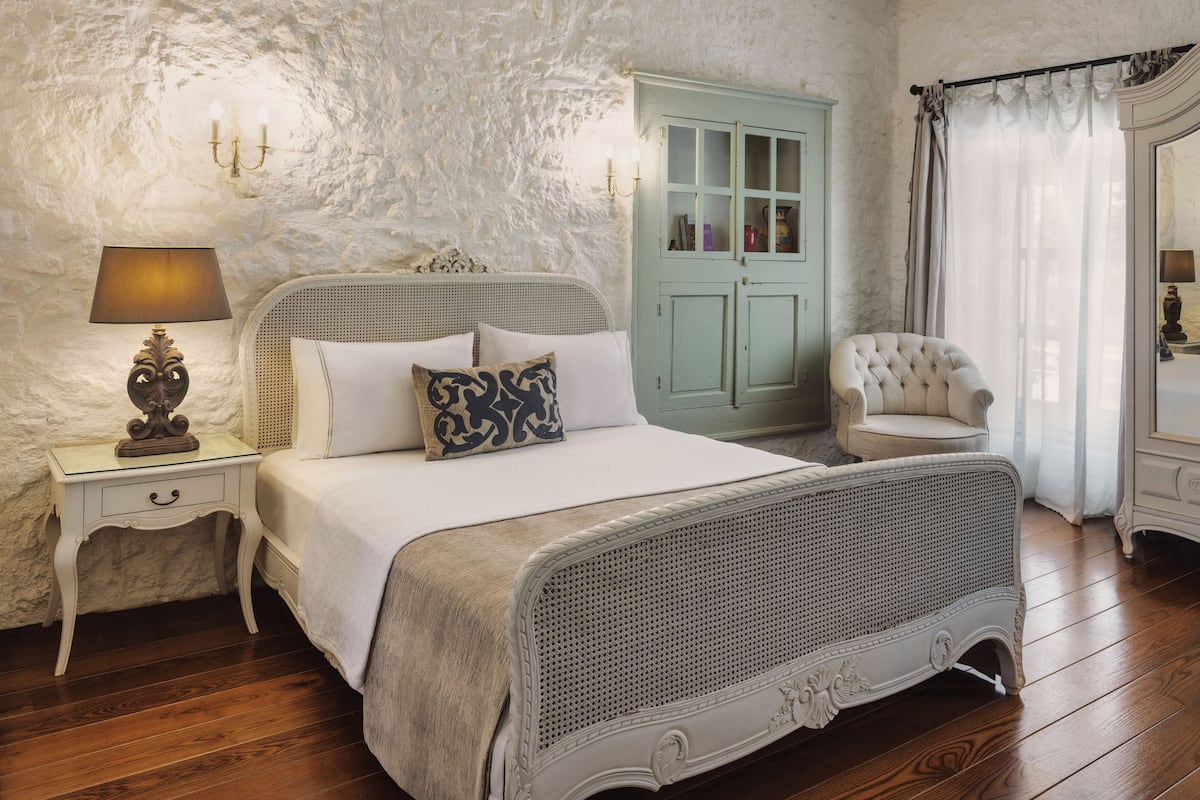 Habitación Deluxe | Sábanas de algodón egipcio, ropa de cama de alta calidad y minibar