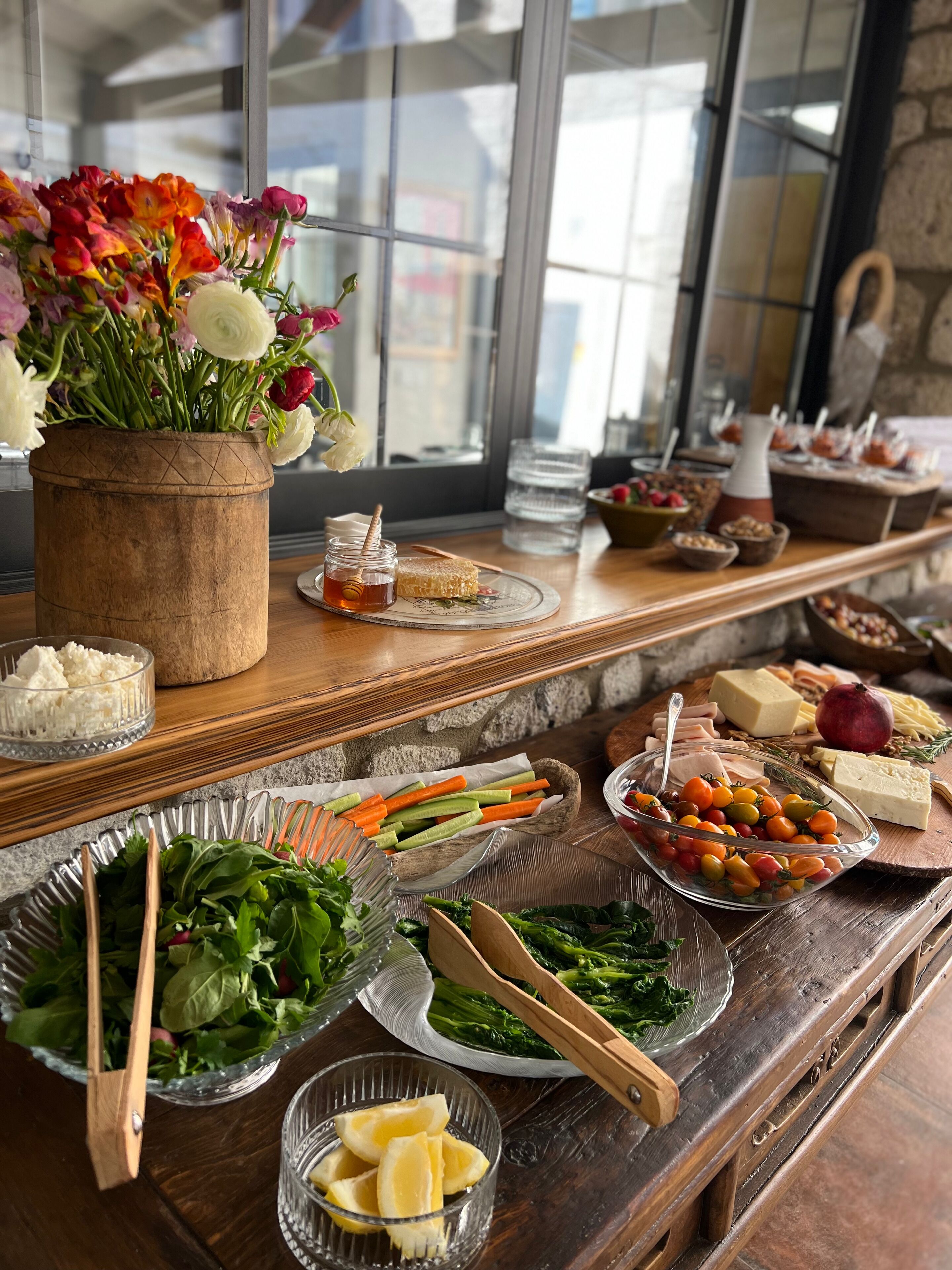 Ein reichhaltiges Buffet mit verschiedenen Speisen und einer Blumenvase.