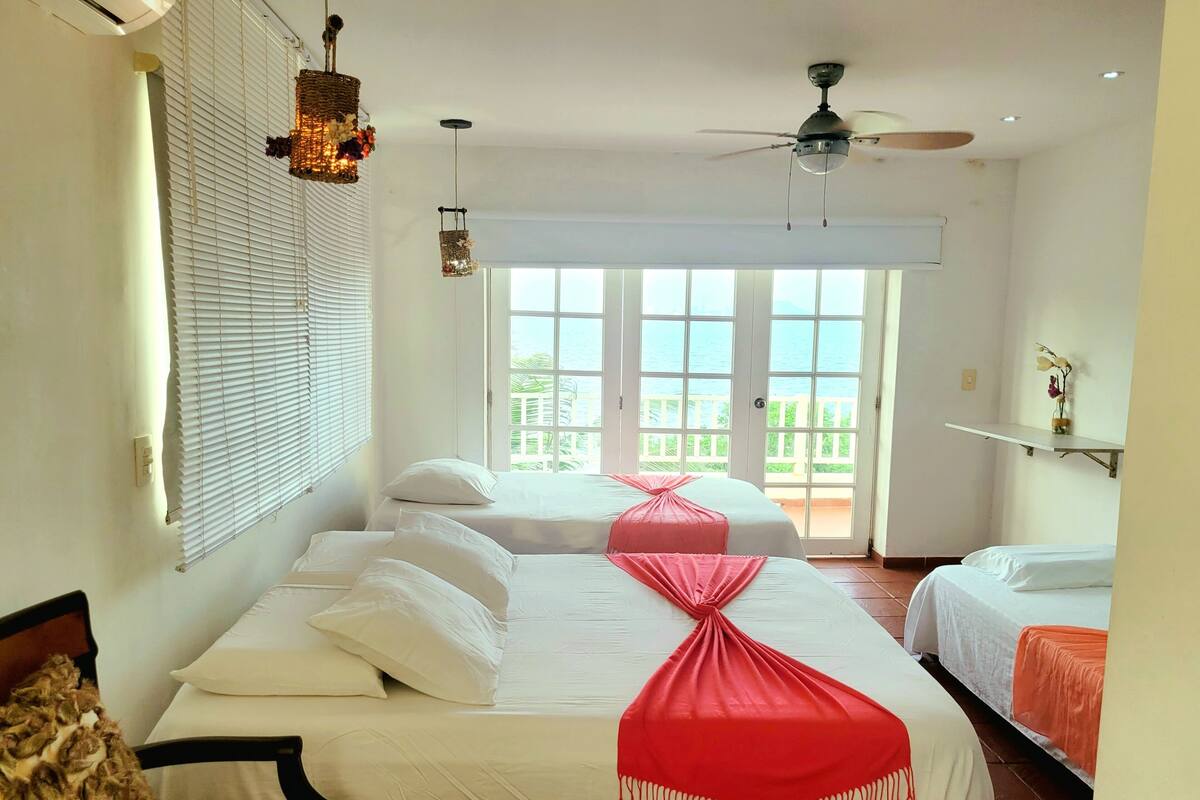 Familie appartement, 3 slaapkamers, uitzicht op zee | 1 slaapkamer, lakens van Egyptisch katoen, donzen dekbedden