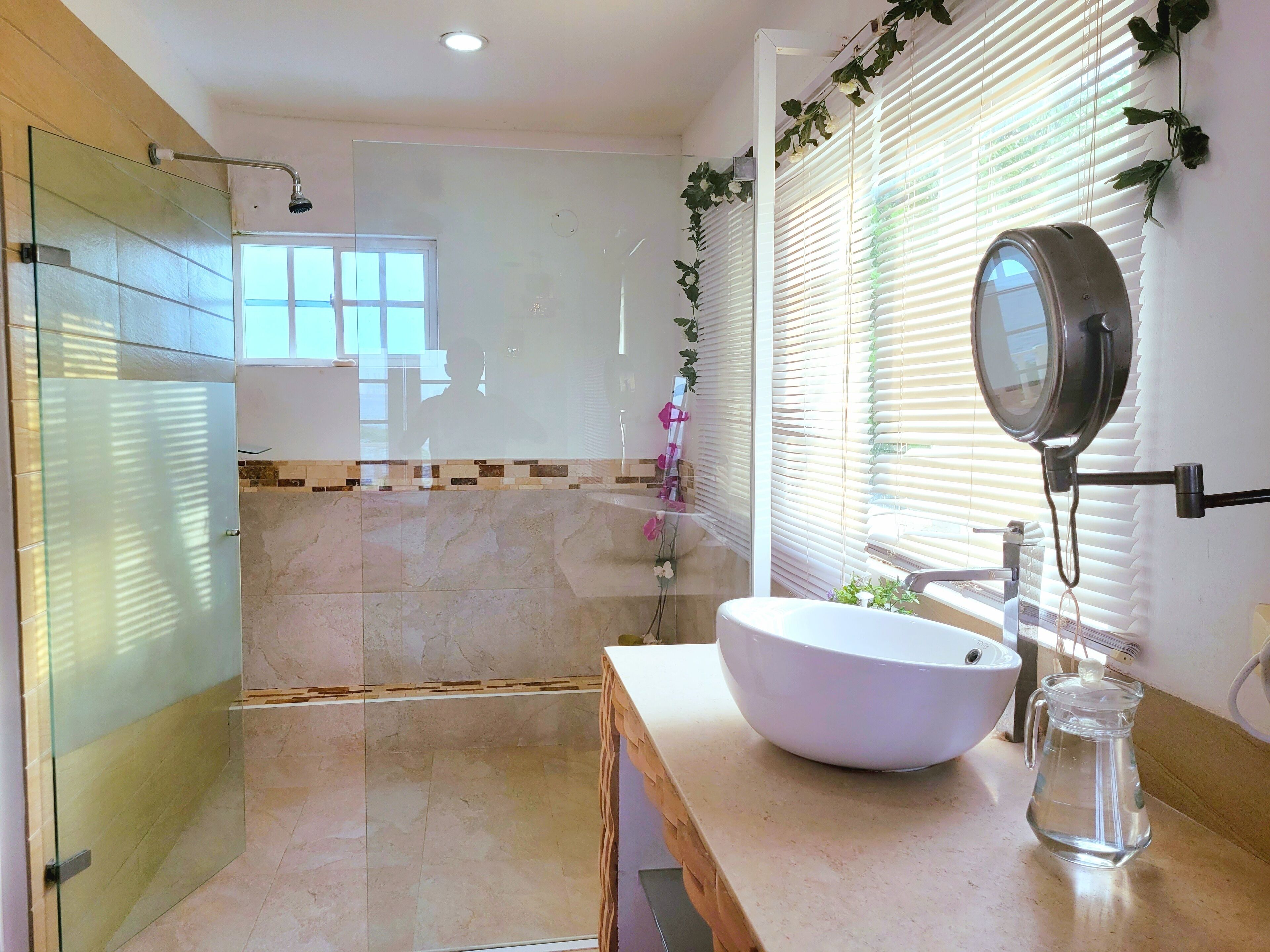 family apartment, 3 bedrooms, sea view | bathroom | shower, towels, shampoo, toilet paper