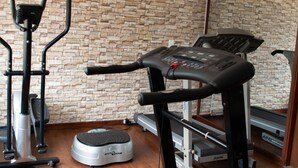 A gym with a treadmill, elliptical, and a step platform. - Hotel Portón Sabaneta (Sabaneta)