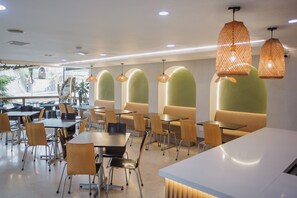 Phục vụ bữa tối 