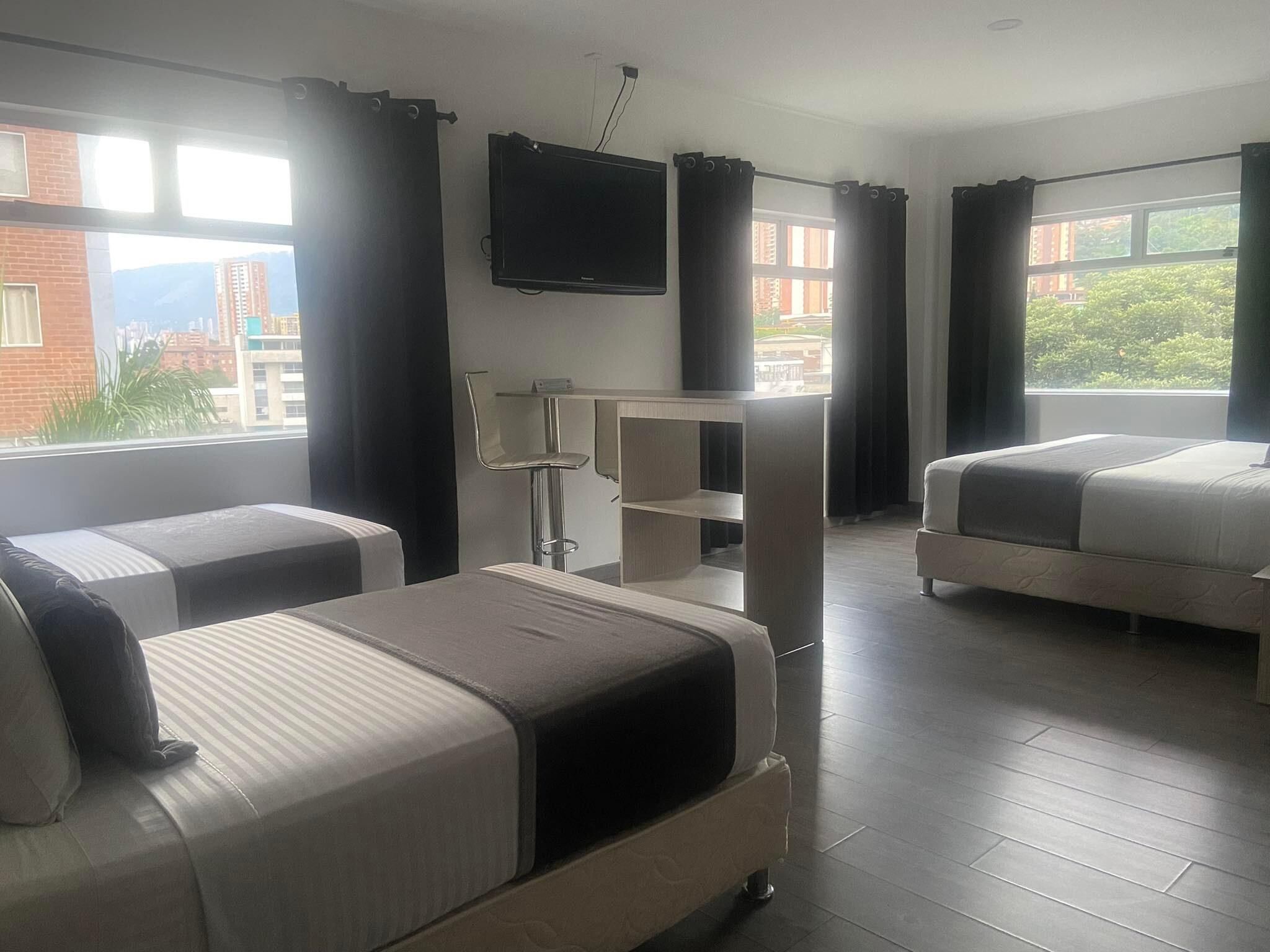 Minibar, safe på rommet, skrivebord og skrivebord for bærbar PC