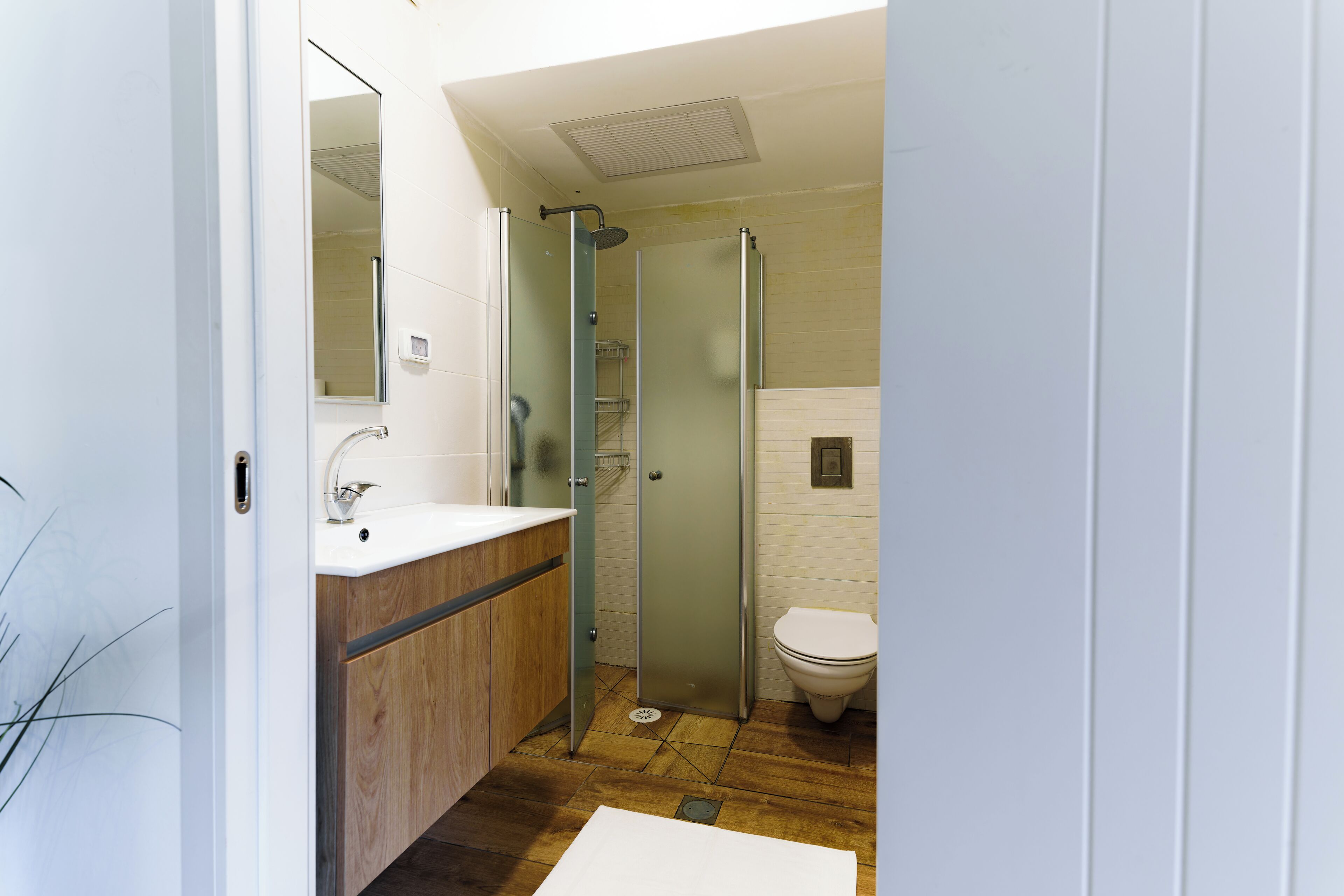 Shower, rainfall showerhead, free toiletries, hair dryer