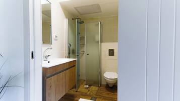 Shower, rainfall showerhead, free toiletries, hair dryer