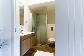 Shower, rainfall showerhead, free toiletries, hair dryer - Loui Gardens (Haifa)