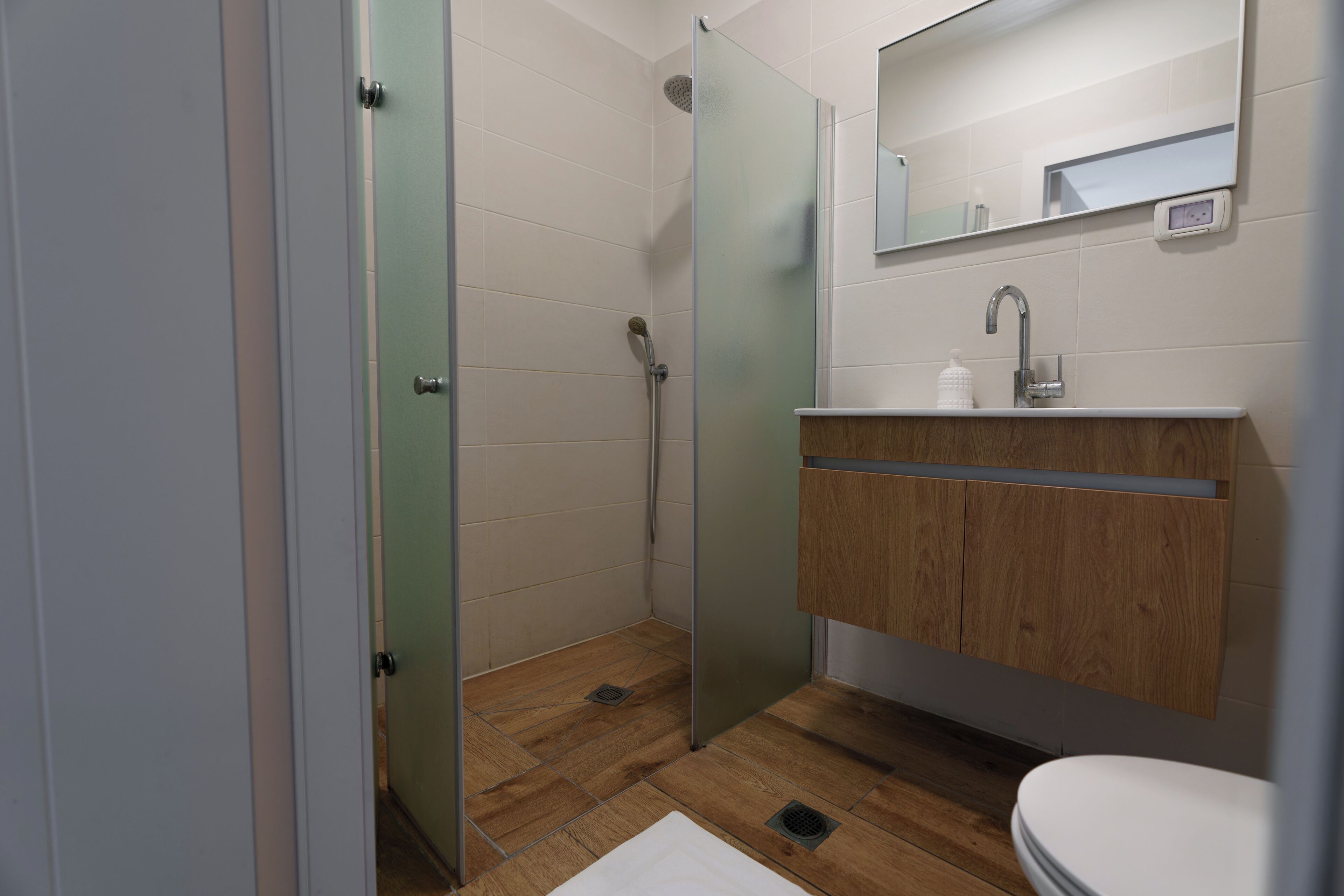 Un baño con ducha, inodoro y lavamanos.