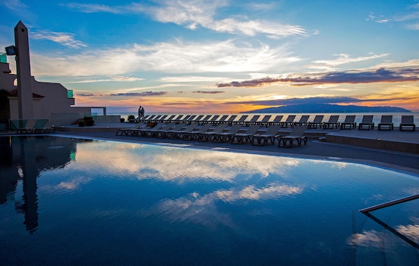 Outdoor pool, pool umbrellas, sun loungers