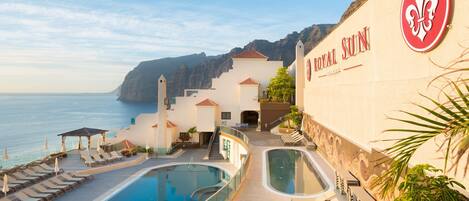 Piscine extérieure, parasols de plage, chaises longues
