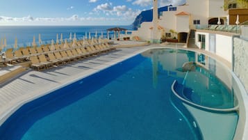 Piscine extérieure, parasols de plage, chaises longues