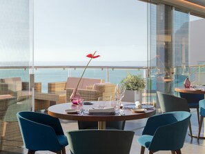 2 Restaurants, Frühstück, Mittagessen, lokale und internationale Küche