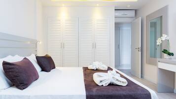 Luksus-lejlighed - 3 soveværelser - boblebad - havudsigt | 1 soveværelse, pengeskab på værelset, mørklægningsgardiner