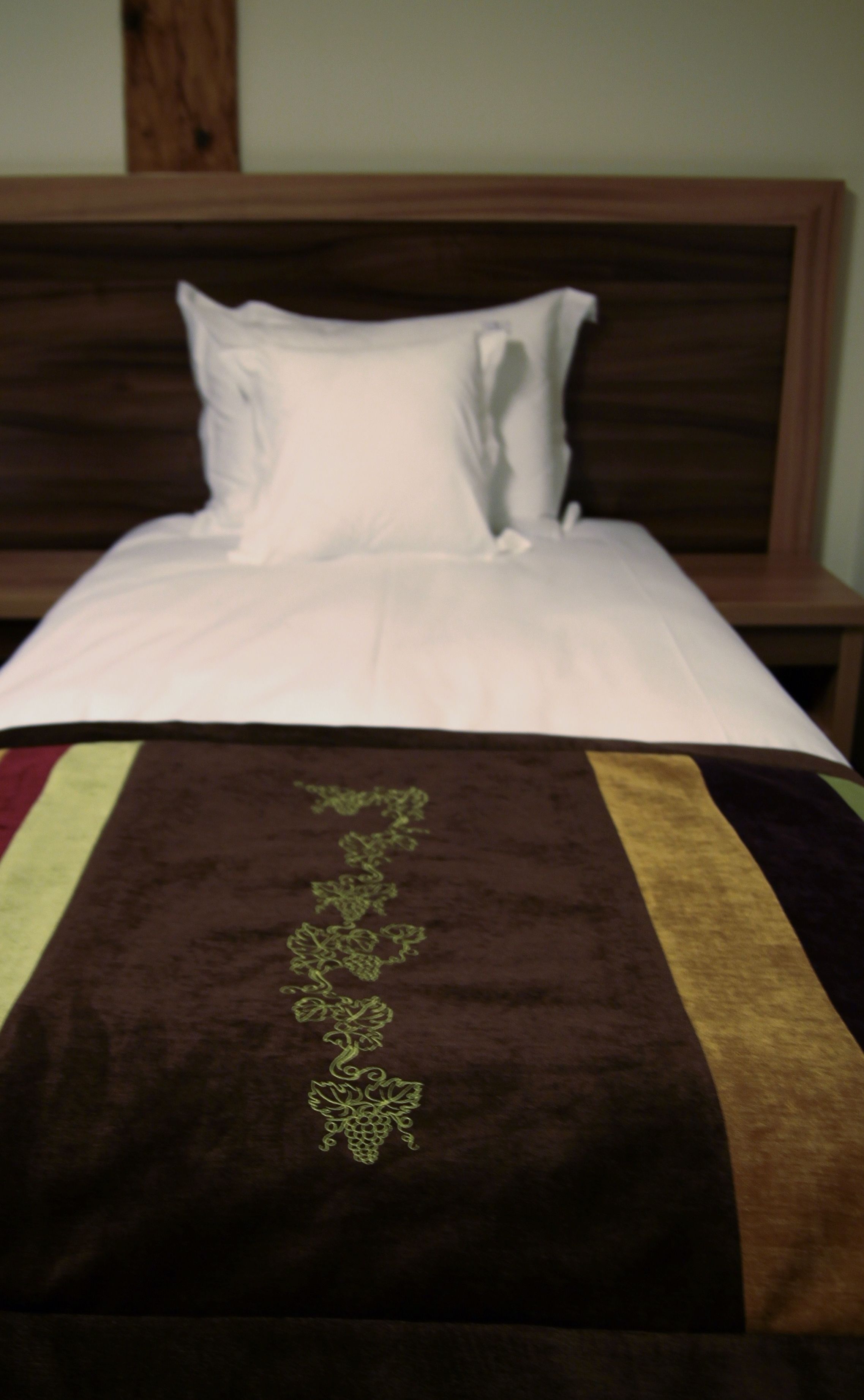 classic single room | 1 bedroom, down duvets, individually decorated, desk